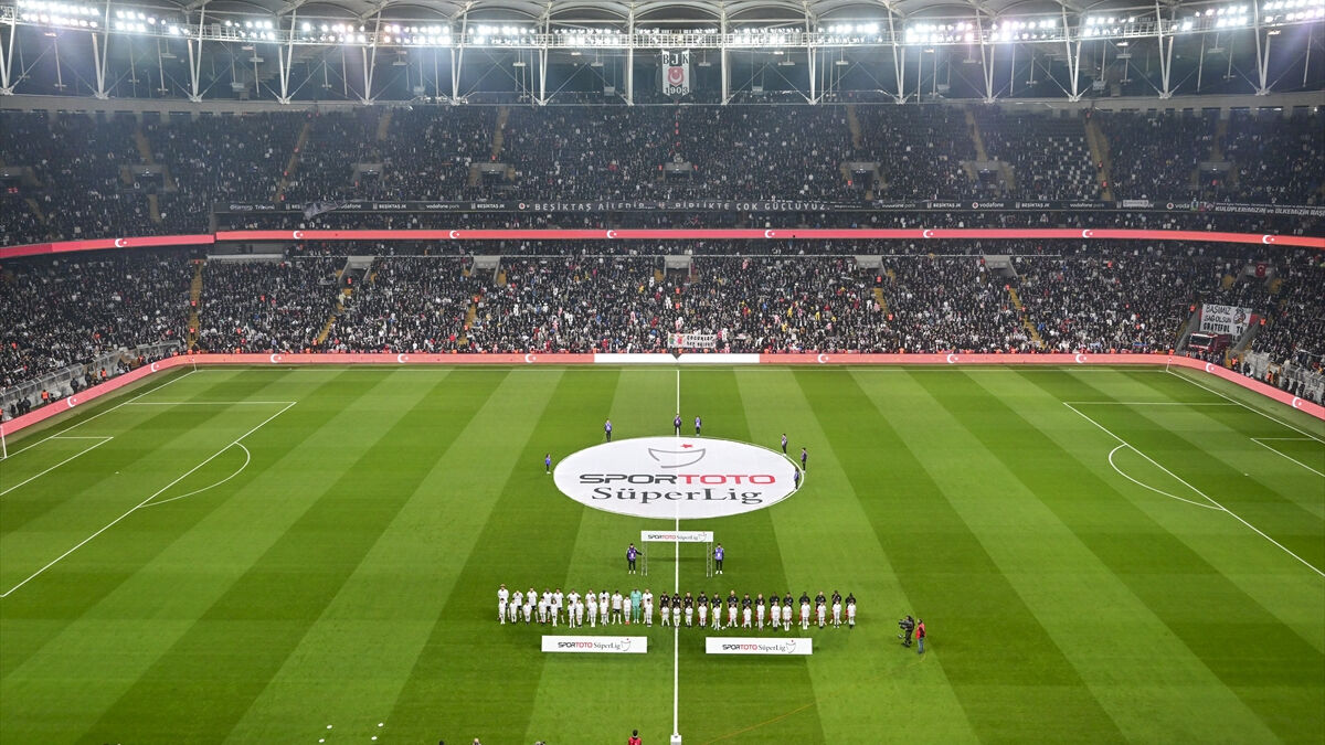 Beşiktaş taraftarının sloganları akıllara Beşiktaş’ın silinen vergi borçlarını getirdi