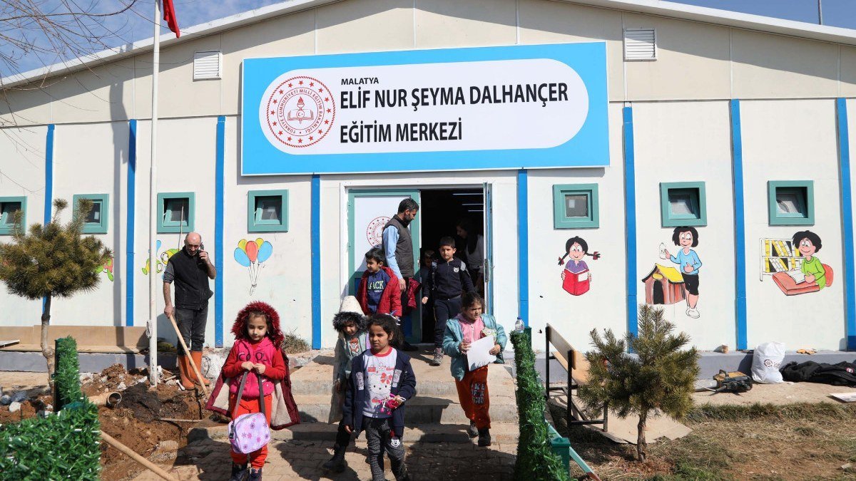 Depremden etkilenen Malatya’da kurulan konteynerda ilk ders zili çaldı