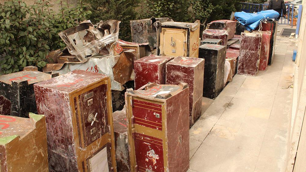 Enkazdan çıkartılan 100 çelik kasa, para dolu çantalar ve ziynet eşyaları polis korumasında!