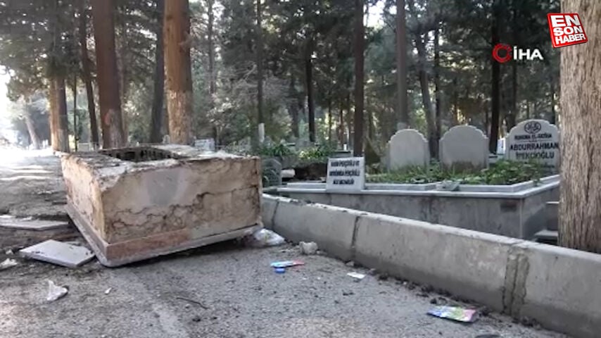 Hatay’da depremin etkisiyle mezarlar yola savruldu