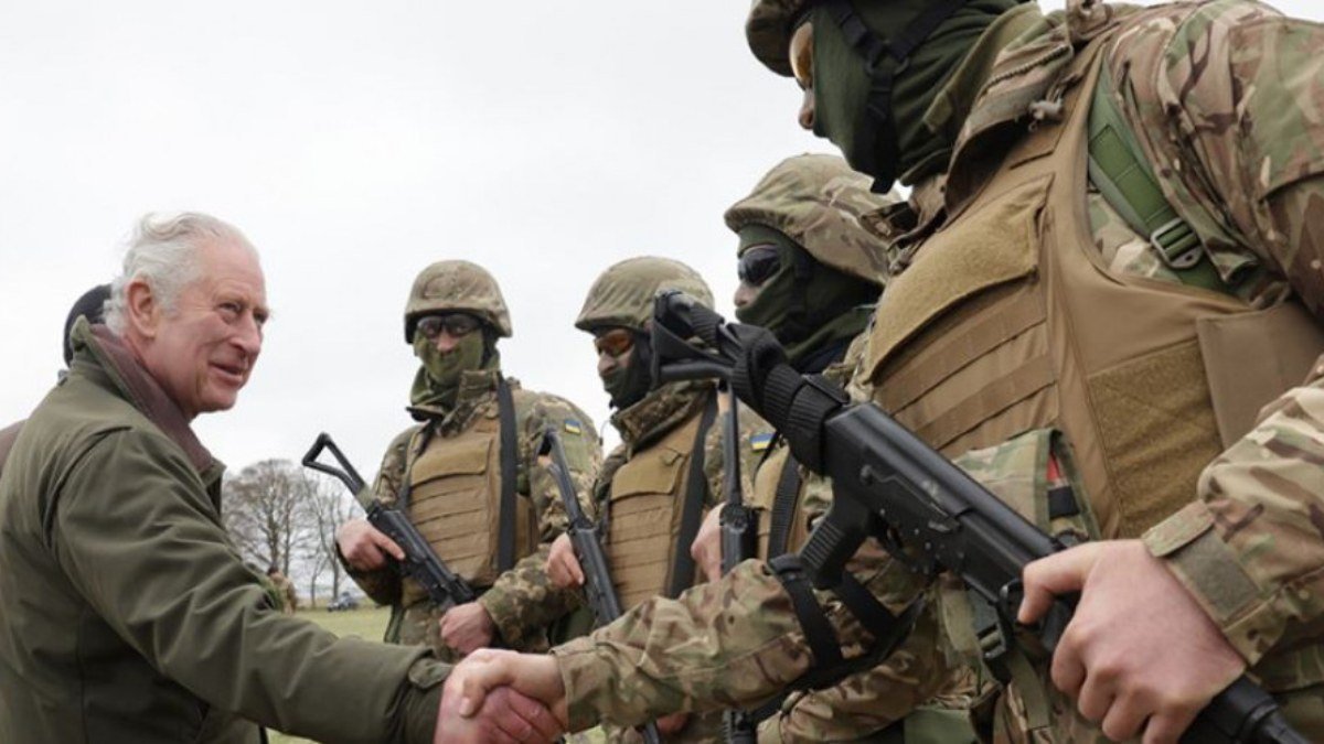 İngiltere Kralı Charles’tan, ülkesinde eğitim gören Ukraynalı askerlere ziyaret