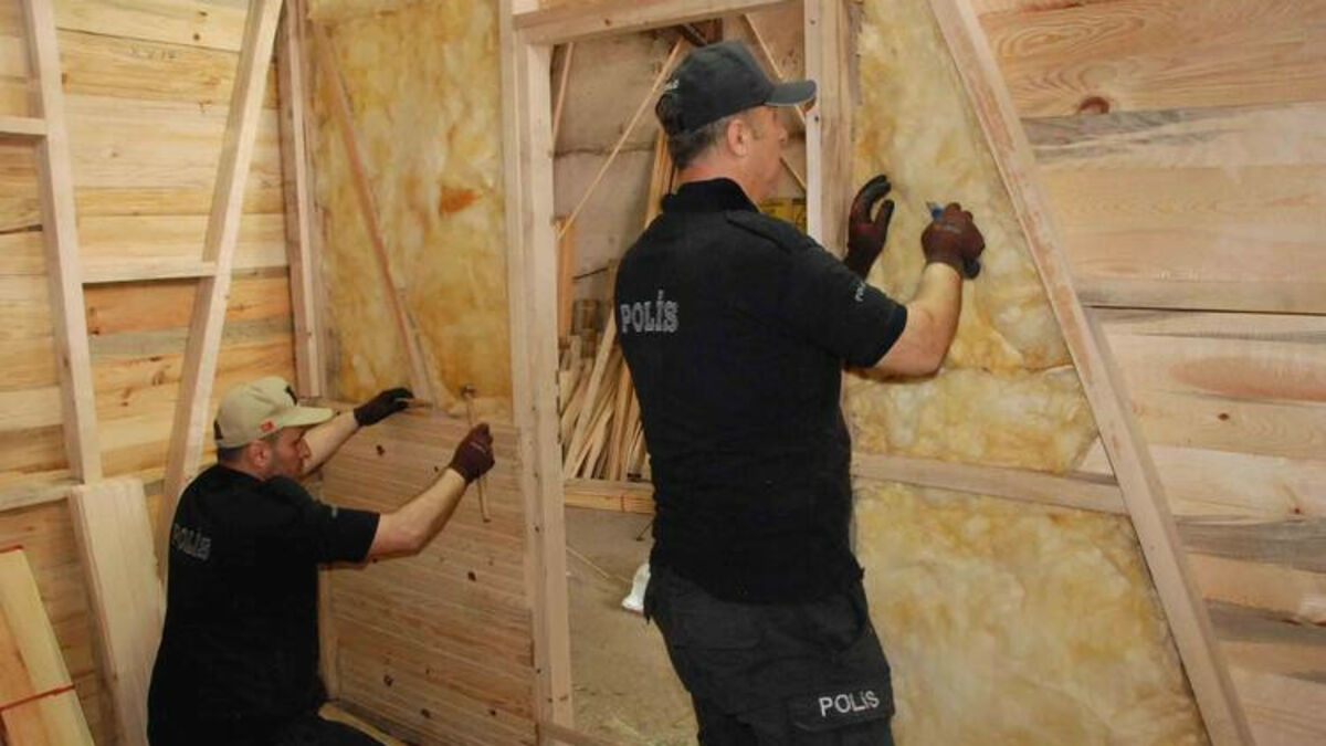 Bartın’da marangoz polisler, depremden etkilenen emniyet müdürlükleri için evler yaptı