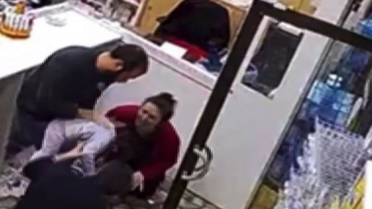 Beyoğlu’nda boğazına yemek kaçan çocuğu eczacı Heimlich manevrasıyla kurtardı