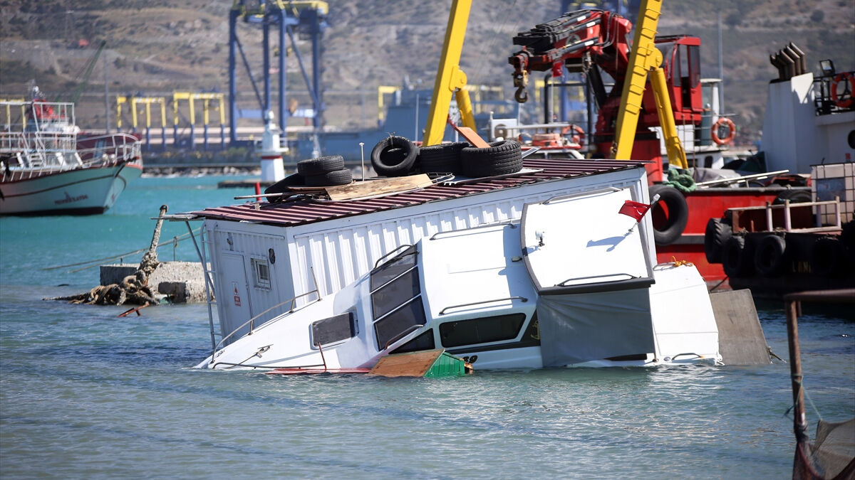 Depremin vurduğu İskenderun’da lodosun ardından balıkçı tekneleri battı