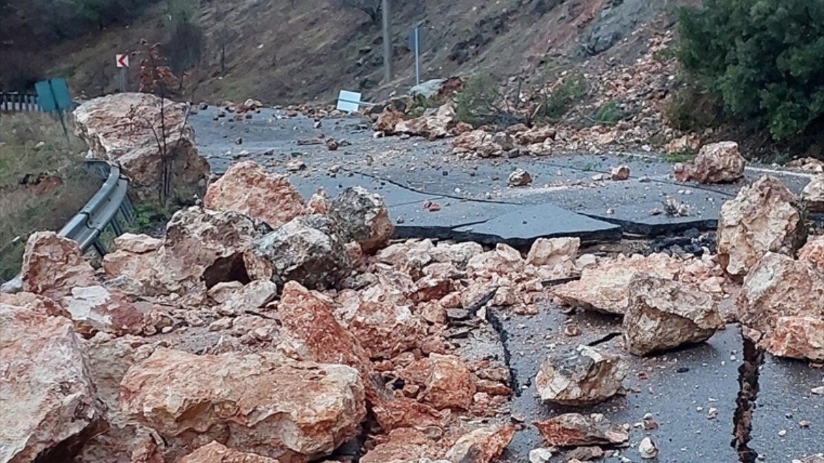 Depremlerin ardından Pazarcık’ta yollar kullanılamaz hale geldi