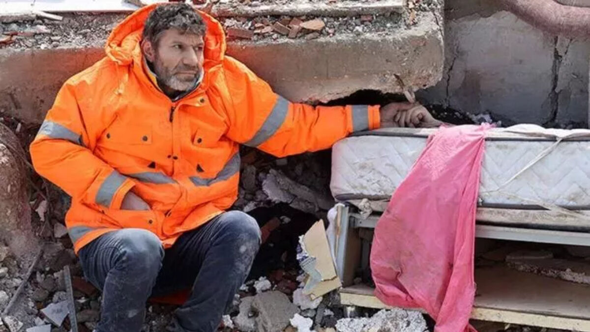 Kahramanmaraş’ta enkaz altındaki kızının elini bırakmayan baba: Yeni bir düzen kurmaya çalışacağız