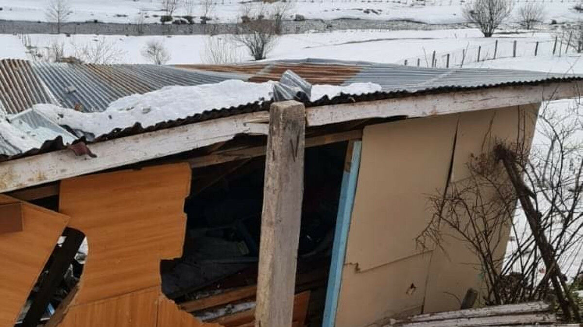 Ordu’da kar kütlesinin düştüğü evin duvarı yıkıldı