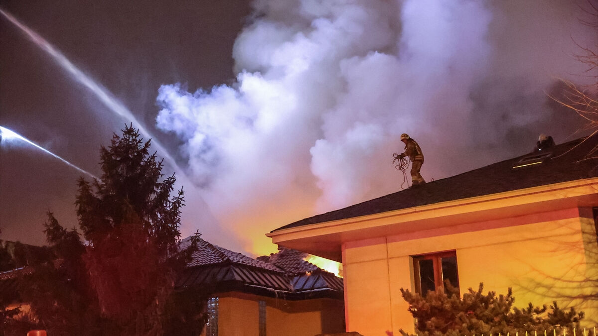 Yangın paniği! Üsküdar’da iki katlı binanın çatısı alevlere teslim oldu