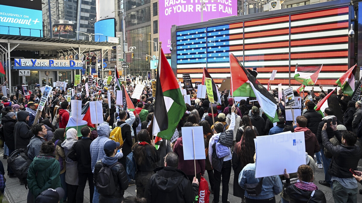 İsrail’in saldırıları, Times Meydanı’nda protesto edildi