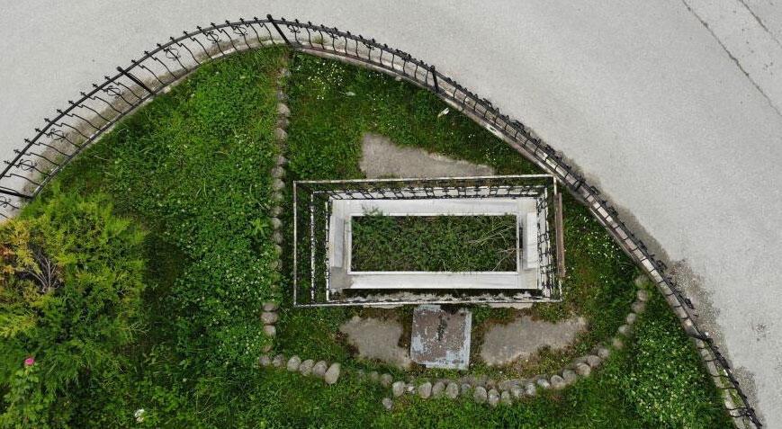 30 yıldır aynı yerde, görenleri şaşırtıyor! ‘Yolun ortasında kaldı’