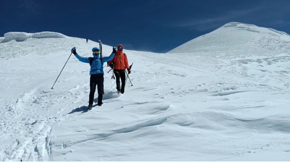 Ağrı Dağı’nda nisan ayının son günlerinde kayak yaptılar