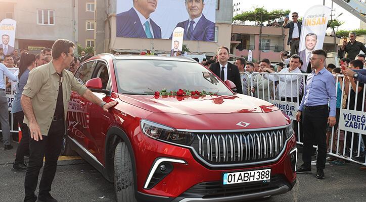 AK Parti Sözcüsü Çelik Millet Bahçesi açılışına Togg ile geldi