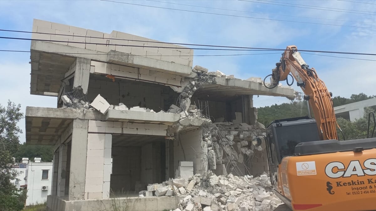 Bodrum’da kaçak yapılar yılıldı