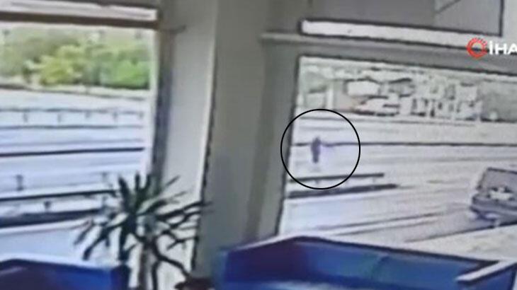 Yer: İstanbul! Otomobilin çarptığı kadın metrelerce savruldu