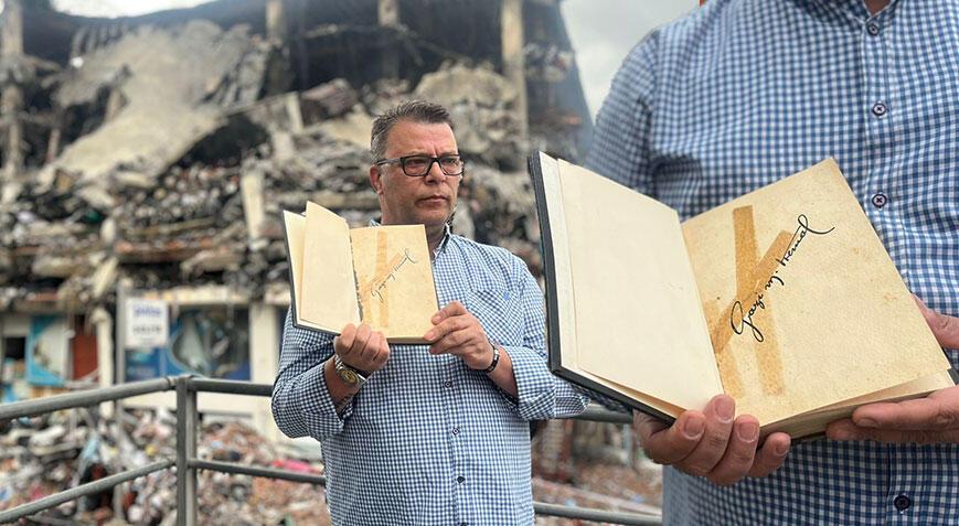 Atatürk’ün imzaladığı öne sürülen Nutuk alevlerin arasından kurtarıldı