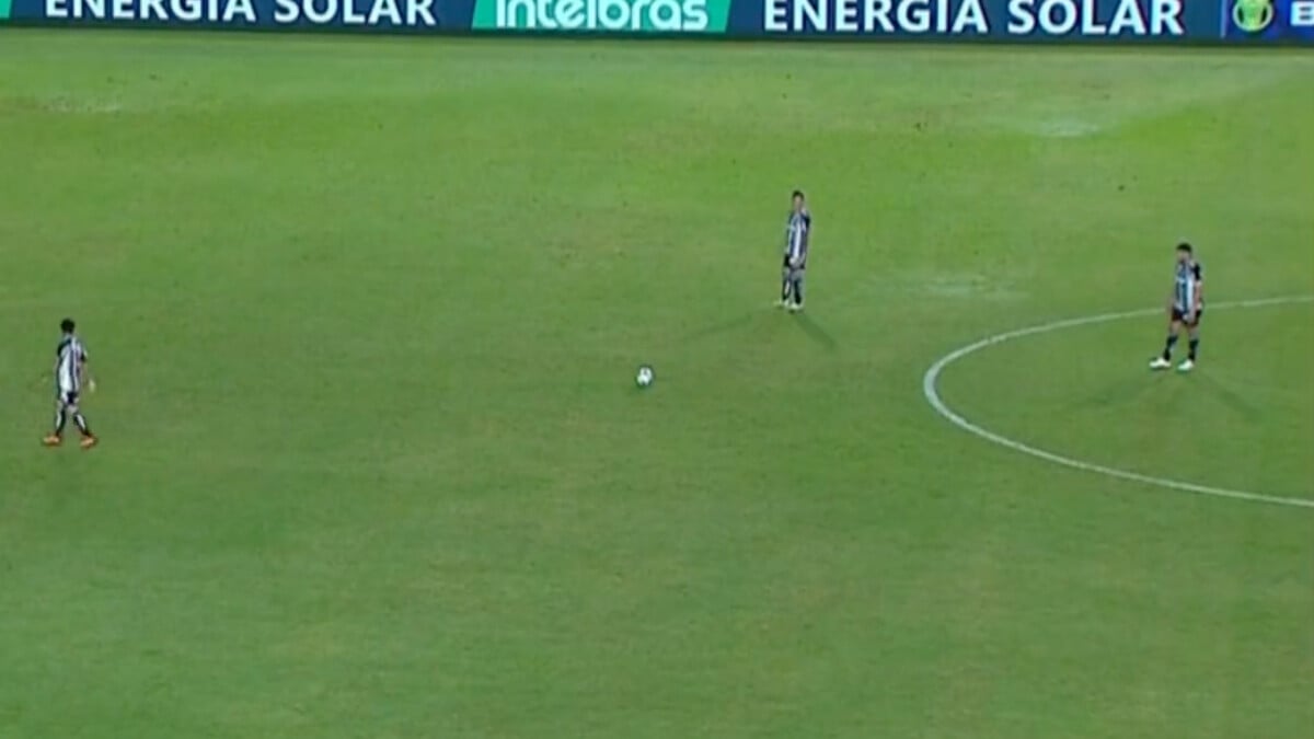 Hulk orta sahadan frikik golü attı!