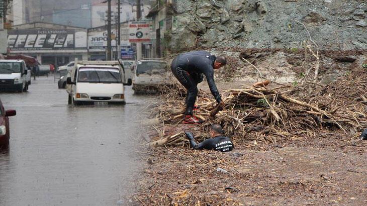Karadeniz’de yağış sele dönüştü: 2 can kaybı