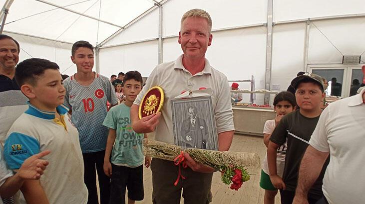 NATO çadır kentinde görev yapan İngiliz emekli askere duygu dolu veda