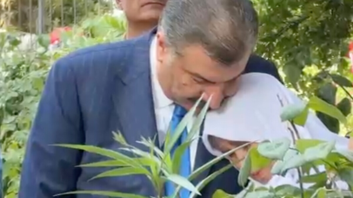 Şehit yakını Fahrettin Koca’nın omuzunda ağladı