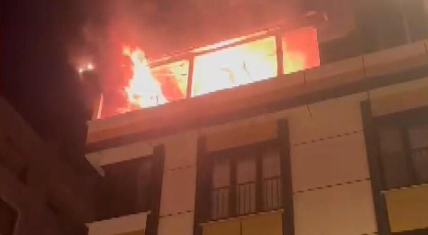 Sultangazi’de 4 katlı binanın çatı katındaki daire alev alev yandı