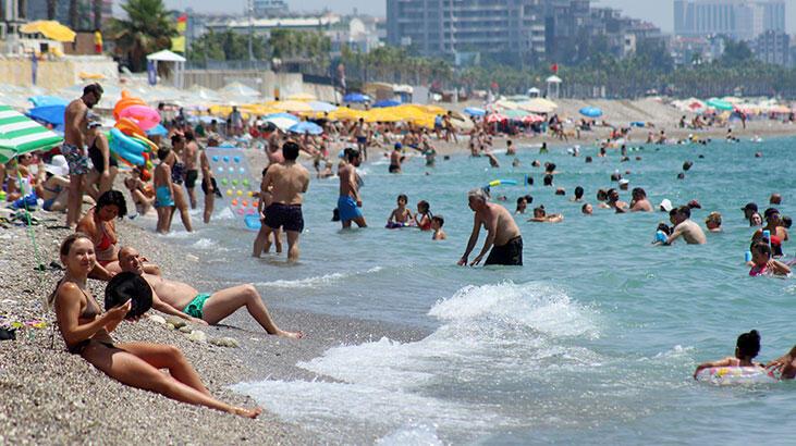Antalya’da bayramın üçüncü günü de sahiller tıklım tıklım