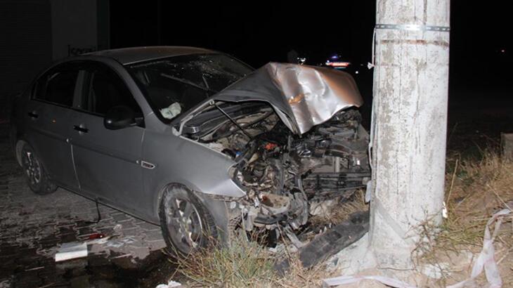 Elazığ’da otomobil aydınlatma direğine çarptı: 6 yaralı