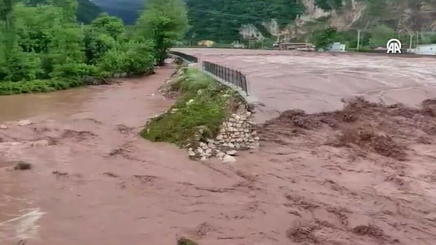 Kastamonu’nun Cide ilçesinde şiddetli yağış su baskınlarına neden oldu