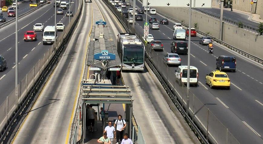 Metrobüs yollarında asfalt eridi! ‘İstasyon 36 saat kapalı kalacak’