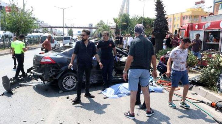 Otomobil, aydınlatma direği ile araca çarptı: 2 ölü, 3 yaralı