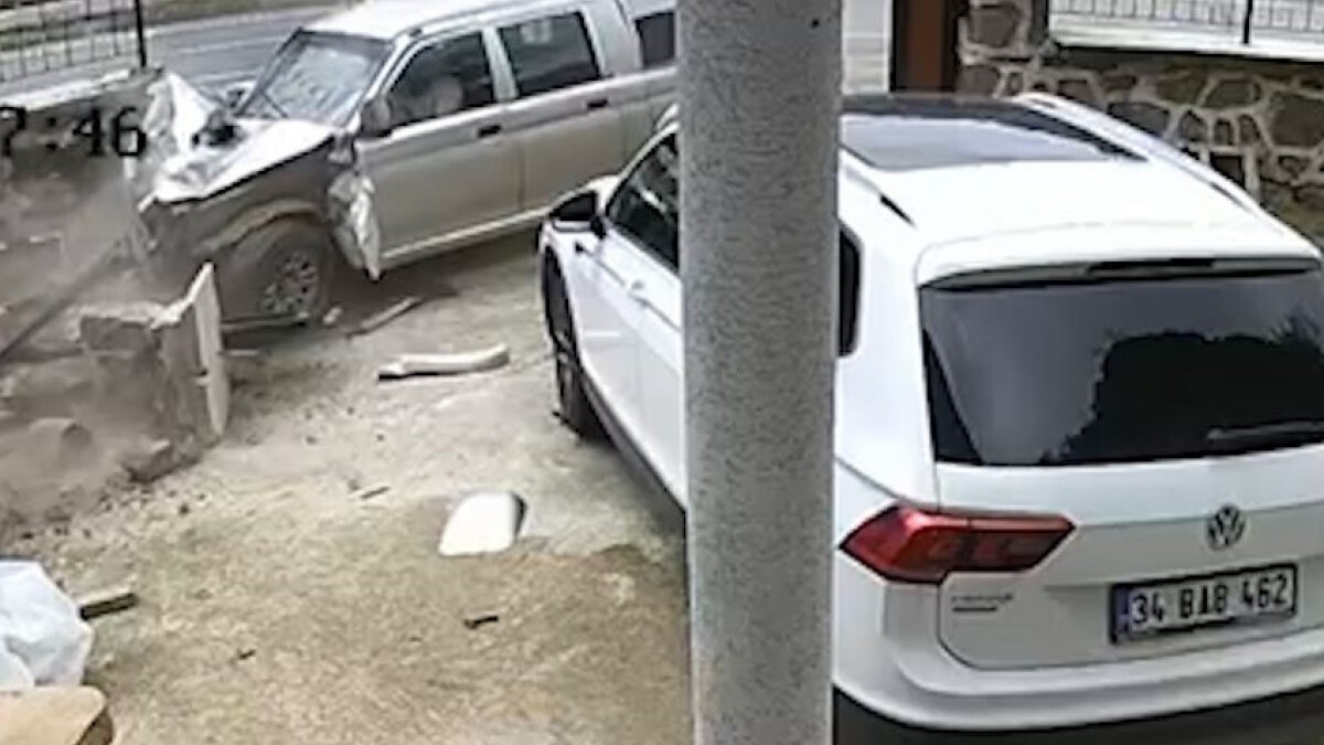 Rize’de kontrolden çıkan kamyonet, bahçe duvarına çarptı: O anlar kamerada