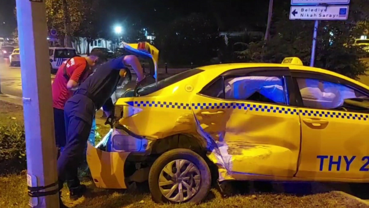 İstanbul Üsküdar’da dolmuş ile taksinin çarpıştığı kazada 3 kişi yaralandı