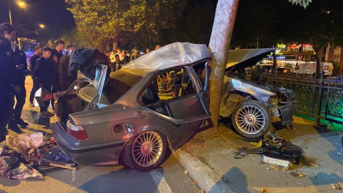 Kastamonu’da ağaca çarpan otomobil ikiye bölündü