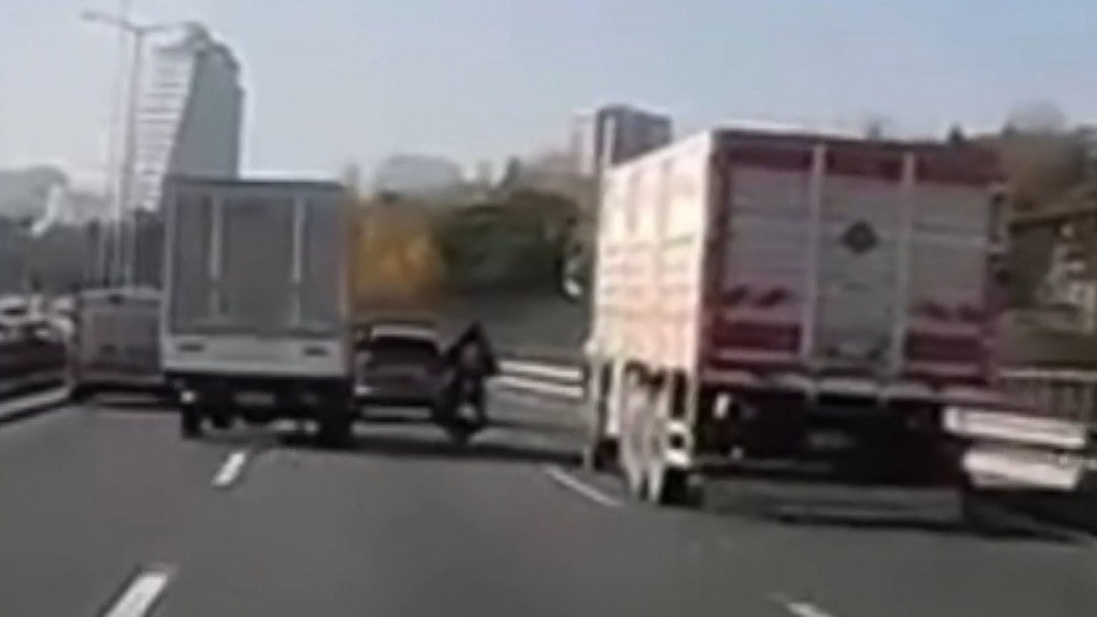 İstanbul’da kamyonetin bariyerlere sıkıştırdığı motosikletli ölümden döndü