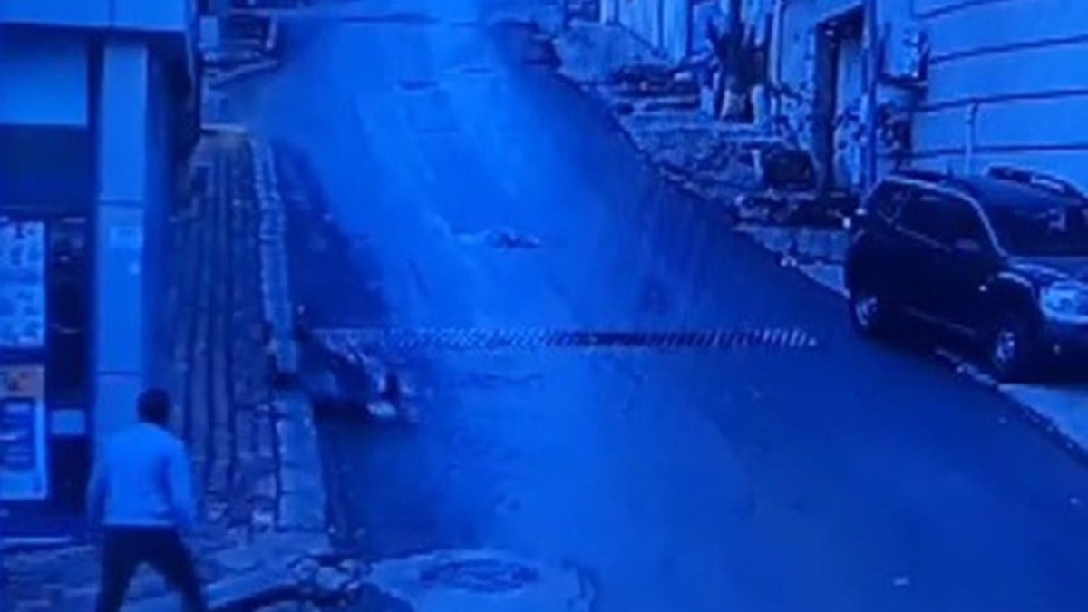 İzmir’de yürekler ağza geldi! Bebek arabası kaymaya başlayınca…