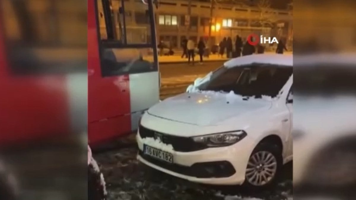Almanya’da Bursa plakalı araç tramvay yolunu kapattı