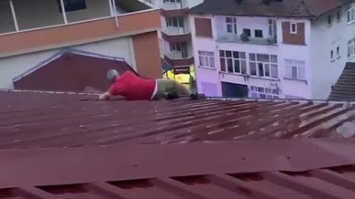 Artvin’de dengesini kaybedip çatıdan düşerken oluklara tutundu