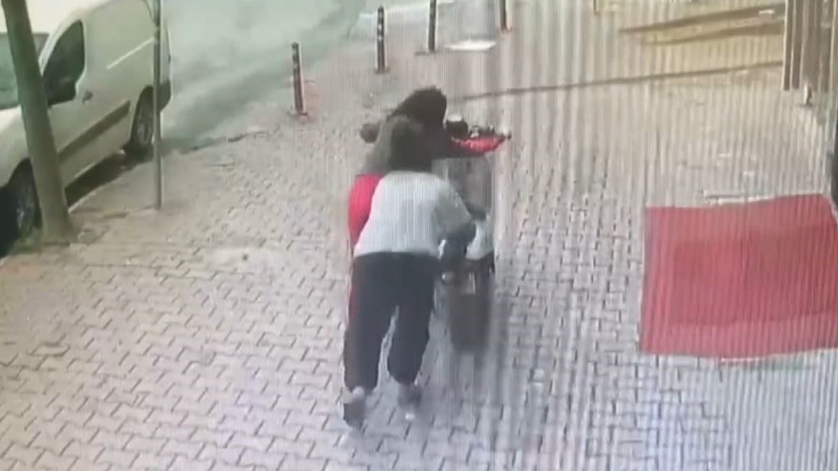 İstanbul’da küçük motosiklet hırsızları kameraya yakalandı