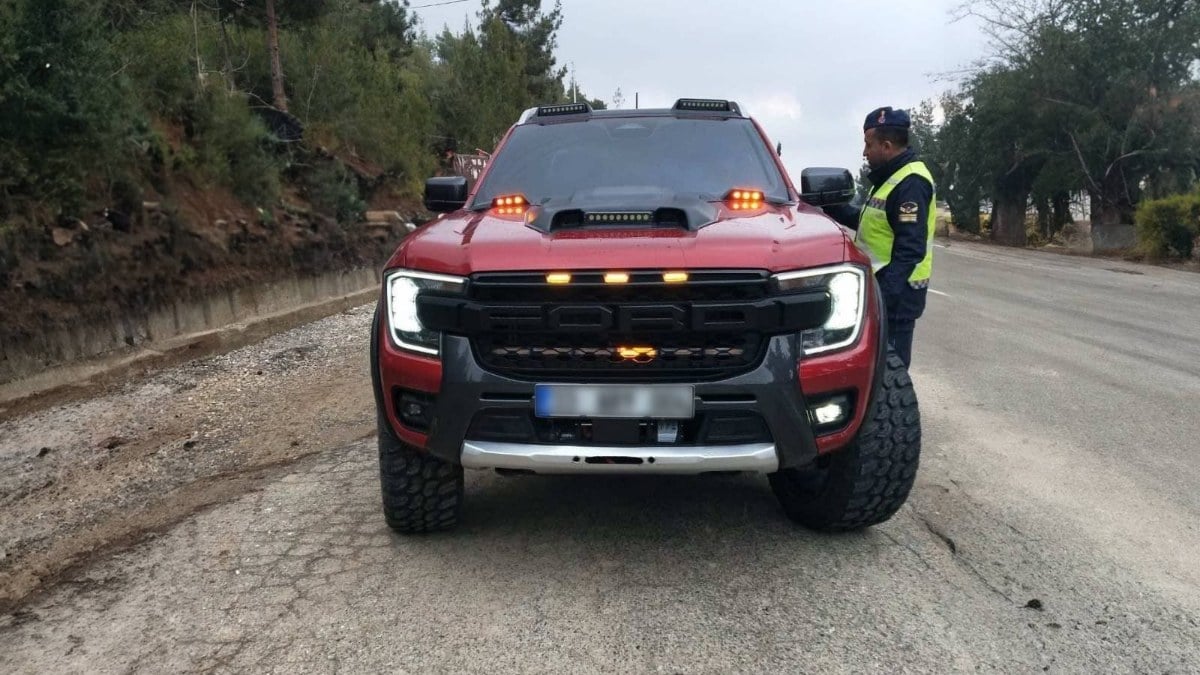 Mersin’de çakarlı araçlara ceza yağdı