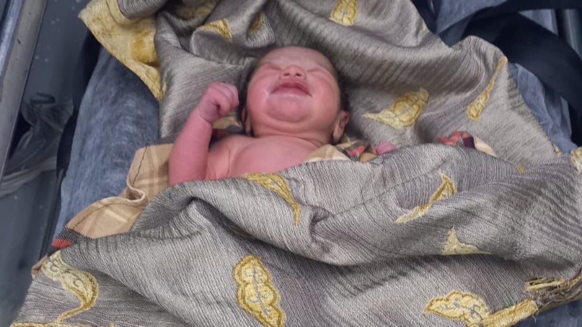 Şırnak’ta cami avlusuna bırakılan bebek soğuktan etkilendi