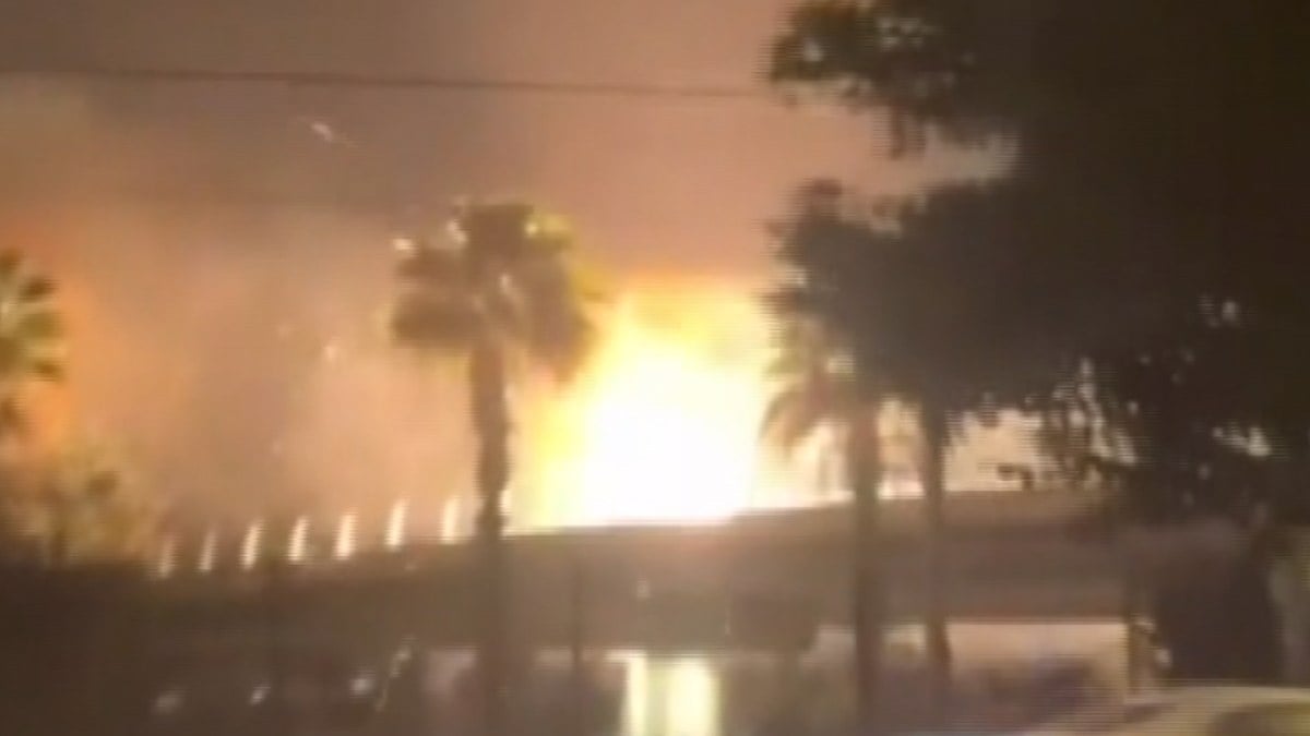 Antalya’da tramvay hattına yıldırım düşme anı kamerada