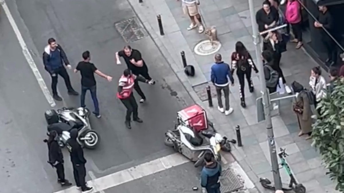 İstanbul’da motosiklet sürücüleri arasında kavga çıktı: Cadde ringe döndü