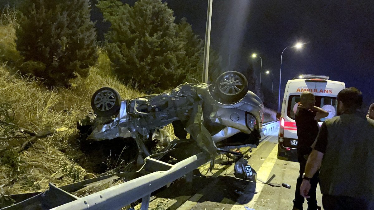 Kocaeli’de bariyerlere çarpan araç parçalandı: 3 kişi öldü