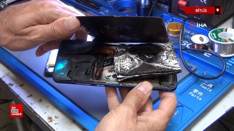Bitlis’te tamir edilen telefonun bataryasının patlama anı