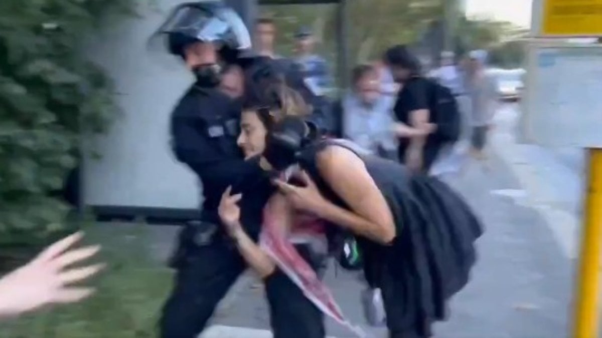 Almanya’da Filistin destekçisi kadına polisten sert müdahale