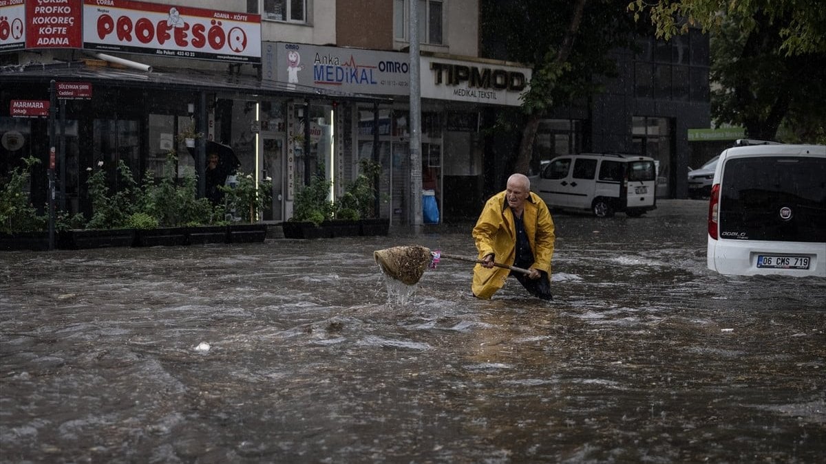 Ankara’da sağanak: Yollar göle döndü, araçlar suya gömüldü