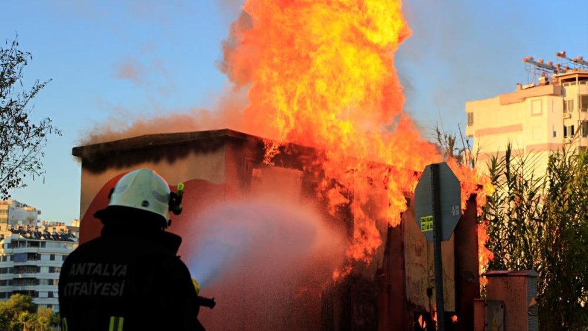 Antalya’da aşırı yüklenme trafoyu patlattı