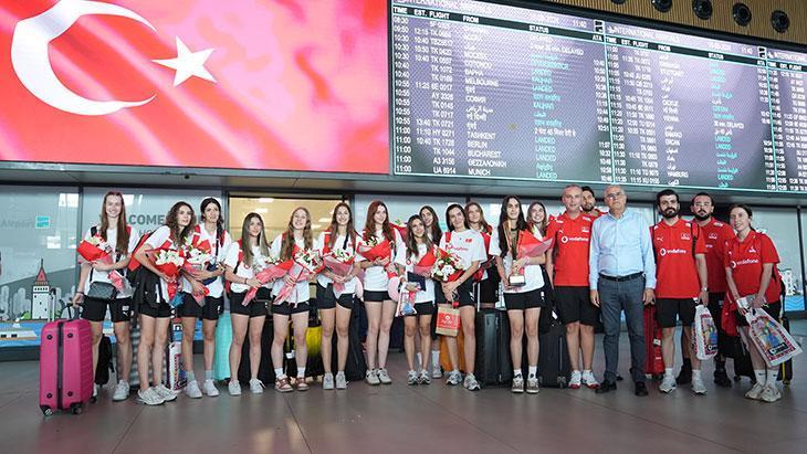 Avrupa şampiyonu olan 20 Yaş Altı Kadın Milli Voleybol Takımı yurda dönüş yaptı