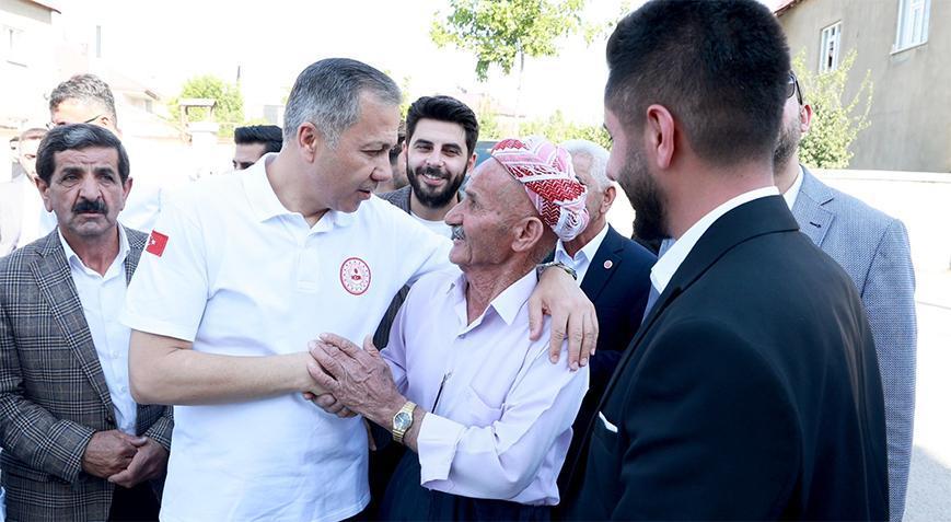 Bakan Yerlikaya’dan İkiyaka köyüne ziyaret: 35 yıldır dinmeyen büyük acı…