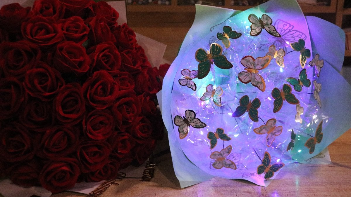 Çiçekçiler sosyal medya akımına uydu: Gül buketi yerine led ışıklı buket