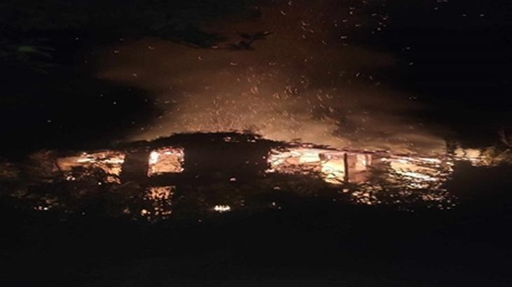 Düzce’de metruk binaya yıldırım düştü! Cayır cayır yandı